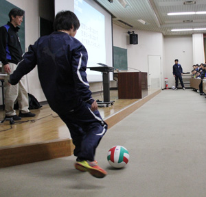 2012年科学技術週間に開催した筑波大学キッズ・ユニバーシティ特別授業の一こま