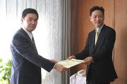 藤井信吾取手市長から表彰を受ける小場瀬教授(右)