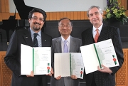 新井教授(中央)と,同時に受賞した Claudio Borri 教授(左:フィレンツェ大学システム工学)及び Victor Fernando Lolas Stepke 教授(右:チリ大学生理学)