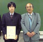 天笠准教授(左)と横矢直和情報・システムソサイエティ会長