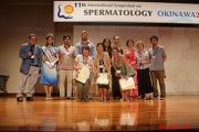 柴助教(前列中央)と,後列左から,森澤正昭シンポジウム会長,2009ミス沖縄「ミススカイブルー」の野津響さん
