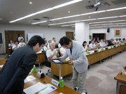山田学長から表彰状及び記念品を受け取った鈴木教授