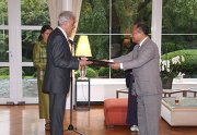 Volker STANZEL大使から章を受け取る新井教授(右)