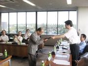 山田学長から表彰状及び記念品を受け取る稲垣教授