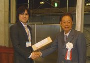 表彰式での盛武講師と江崎玲於奈筑波大学名誉教授