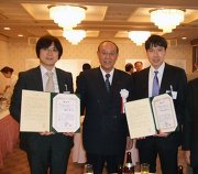 贈呈式での盛武講師（左）。中央は財団の高橋晃理事長。