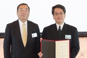 徳田 克己 医学医療系教授(右)