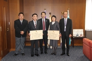 左から富田病院総務部総務課長,小久保調理師,永田学長,櫻井技術専門官,佐藤医学医療エリア支援室長