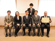 システム情報系鈴木勉教授(一番左)と元 鈴木研究室 長谷川大輔(中央後方)