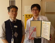 医学医療系 医学物理学グループの榮 武二 教授(左)と,受賞した磯辺智範 准教授(右)