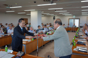 東副学長から表彰楯を受ける中野助教(左)