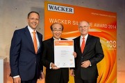 (左から)ワッカー社シリコーン事業部長 クリスティアン・ハーテル博士,関口教授,ワッカー社代表取締役 ルドルフ・シュタウディーゲル博士(写真提供:Wacker Chemie AG)