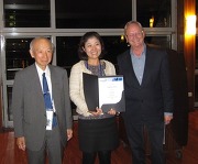 (右から) 第12回国際精子学シンポジウム大会委員長・R. John Aitkenニューキャッスル大学教授,柴助教,毛利秀雄東京大学名誉教授