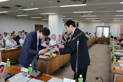 永田学長から表彰状及び記念品を受け取る鈴木博章教授