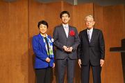 左から審査員の向井千秋氏,吉本尚講師,推薦者の紀伊國献三氏(笹川記念保健協力財団会長/筑波大学名誉教授)