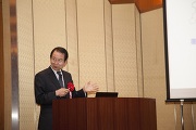 受賞講演を行なう長瀬教授