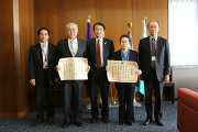 左から石塚伸病院総務部医事課長,荒井調理師長,永田学長,菅江則子技術専門官,佐藤尚志医学医療エリア支援室長