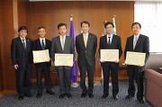 (左から)三明康郎副学長・相川充教授・初貝安弘教授・永田恭介学長・森田昌彦教授・松田学講師