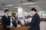永田学長から表彰状を受け取る森田昌彦教授