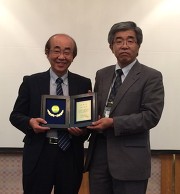 授賞式で時任宣博会長(右)と