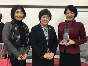 お茶の水女子大学室伏きみ子学長(中央),柴小菊助教(左),同賞受賞者名古屋大学佐々木成江准教授(右)