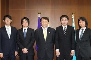 (左から順に)林准教授,都甲助教,永田学長,伊藤准教授,土井裕人助教