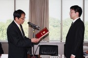 永田学長から表彰楯を受け取る伊藤准教授