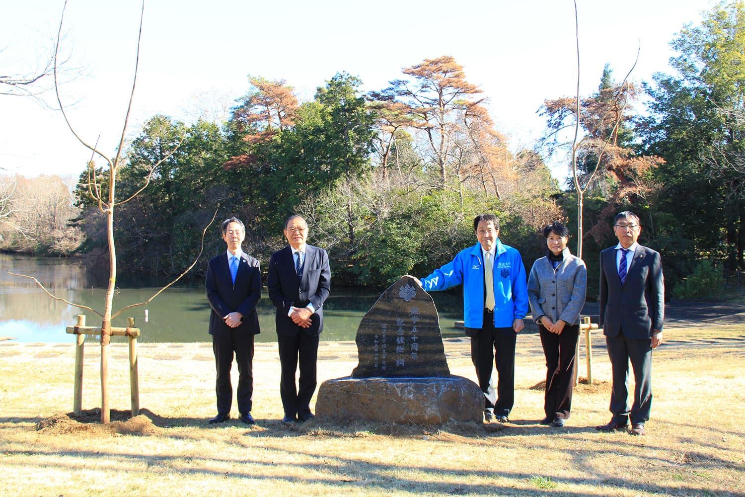 左から、池田副学長(校友会事務局長)、吉岡校友会副会長、永田学長、本間副学長(校友会理事)、飯田石材店飯田社長
