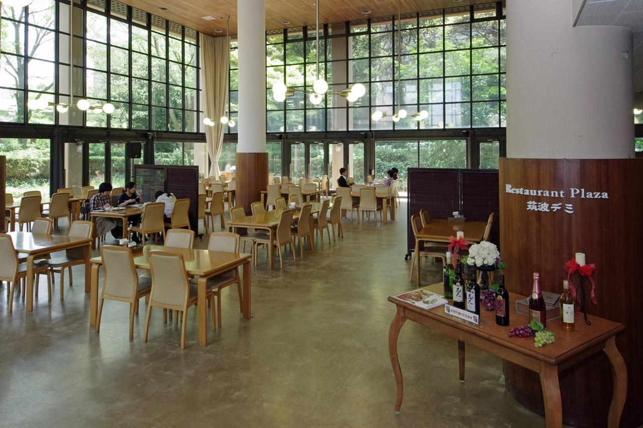 レストラン（本館１階）　１１：００～１３：３０／１７：３０～２０：３０（月～金）