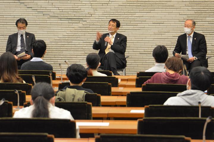 Dialogue forum between the president and students