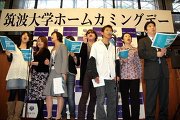 学生及び職員の有志と「IMAGINE THE FUTURE　～未来を想え」を歌う山田学長（右端）