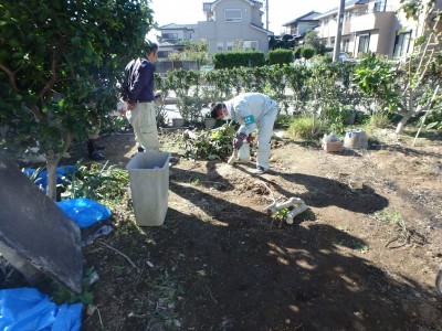 家主の方と庭先での作業