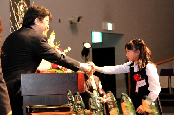 「科学の芽」賞を授与する山田学長（左）