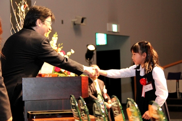 「科学の芽」賞を授与する山田学長(左)