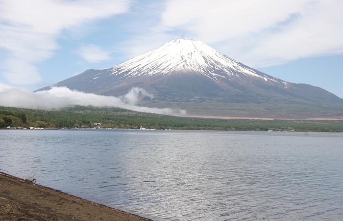 山中共同研修所研修棟外観入口から建物までの誘導通路研修所から望む富士山