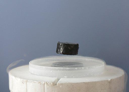 マイスナー効果により超伝導体の上に浮いた磁石