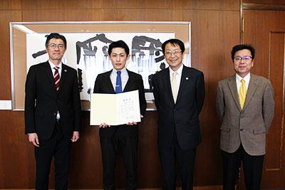 左から、和田研究担当副学長、安部さん、永田学長、石井研究推進部長