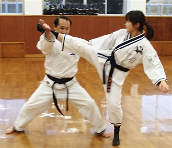 空手７段で、本学の武道護身空手部の顧問を務める本田さんは、「武道は法医学と同様、命がけの勝負に勝ち抜く精神を養成してくれる」と語る。