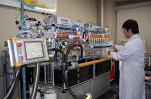 研究室にある放射性炭素14年代測定用の全自動試料処理装置