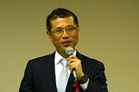 納豆文化に関する講演では巧みな話術で聴衆を沸かせる。2014年5月の「第10回納豆健康学セミナー」にて（写真提供：全国納豆協同組合連合会ＨＰ）