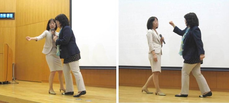 病院安全教育の一コマ。危険が予想される患者との立ち位置の講習。正面に立ちはだかると突き飛ばされる(左)。暴力をよけようとして後ろに下がったのでは殴られる(右)。