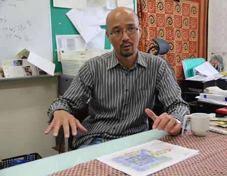 アンコールワットの遺跡に振動計を設置し、観光客の影響も調べている。
机上の書類はその結果を遺跡の配置図にプロットしたもの。