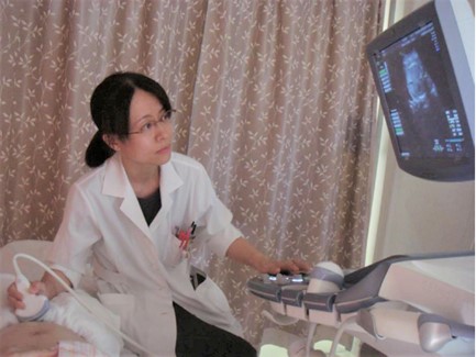 エコー装置を用いた妊婦さんの診療風景（10年ほど前の写真）