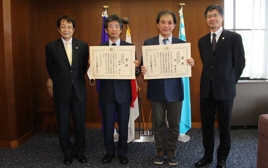 左から永田学長、谷口教授、原准教授、和田洋副学長