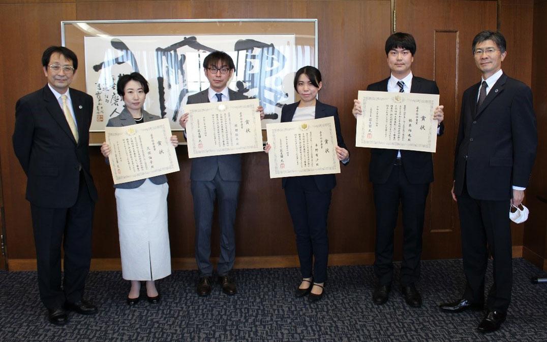 左から永田学長、久保助教、原田准教授、平野助教、橋本助教、和田副学長