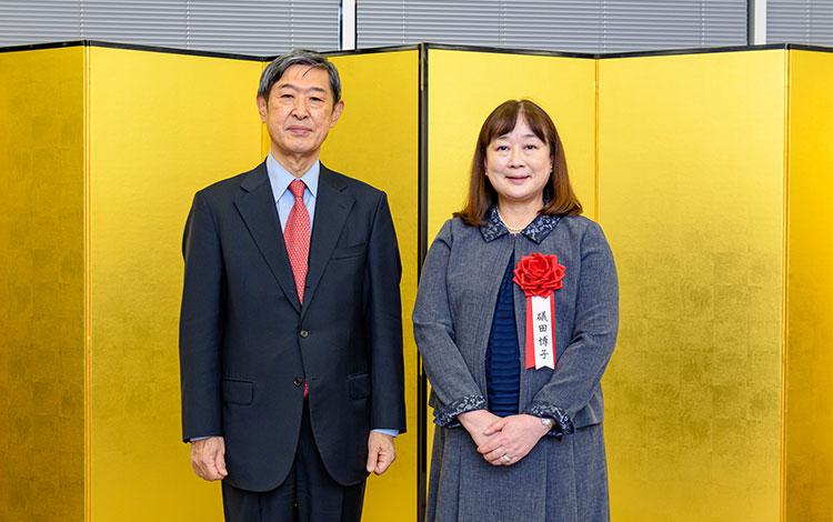 授賞した礒田博子教授（右）
