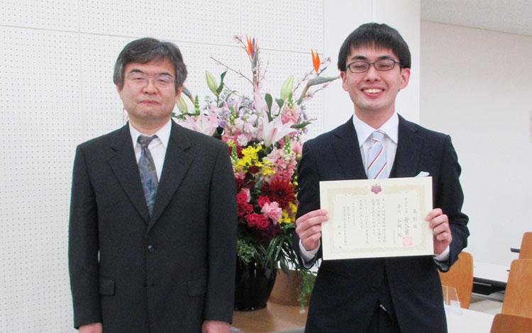鈴木勉社会工学類長と受賞者の写真