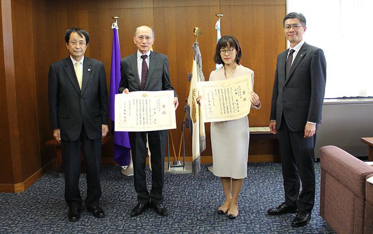 左から永田学長、千葉教授、坂田教授、和田副学長