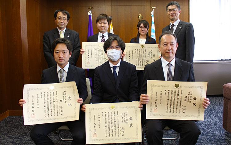 (後列左から永田学長、中野助教、末吉研究員、和田副学長前列左から脇助教、佐々木准教授、竹田教授)