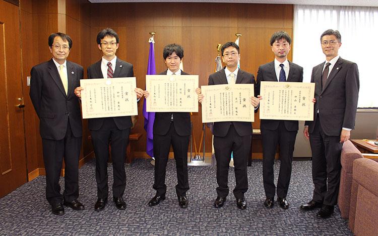 左から永田学長、中村助教、飯塚助教、金川助教、中山助教、和田副学長
